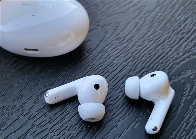 The HUAWEI FreeBuds 6i earbuds