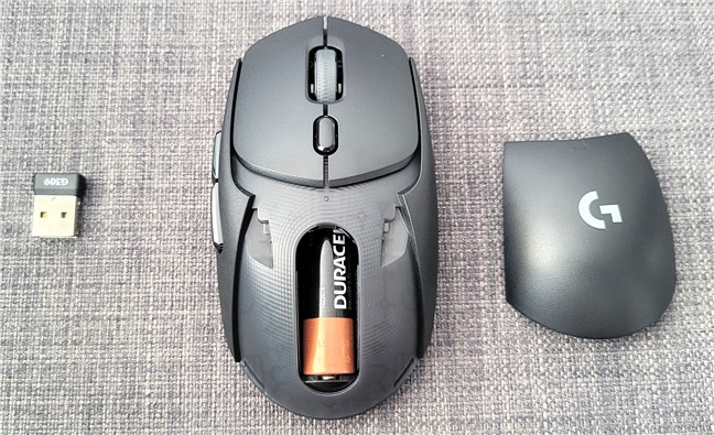 The mouse can use an AA battery or a POWERPLAY pad