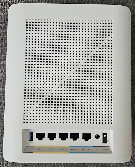 The ports on the back of each ASUS ZenWiFi BQ16