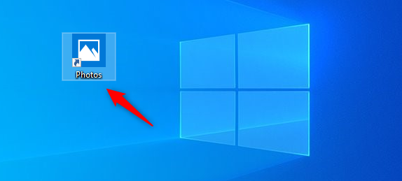 A Photos shortcut on the Windows 10 desktop