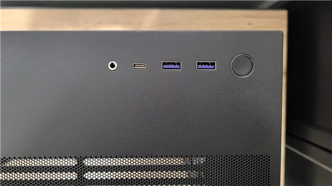 The front (top) panel features a 20 Gbps USB-C port